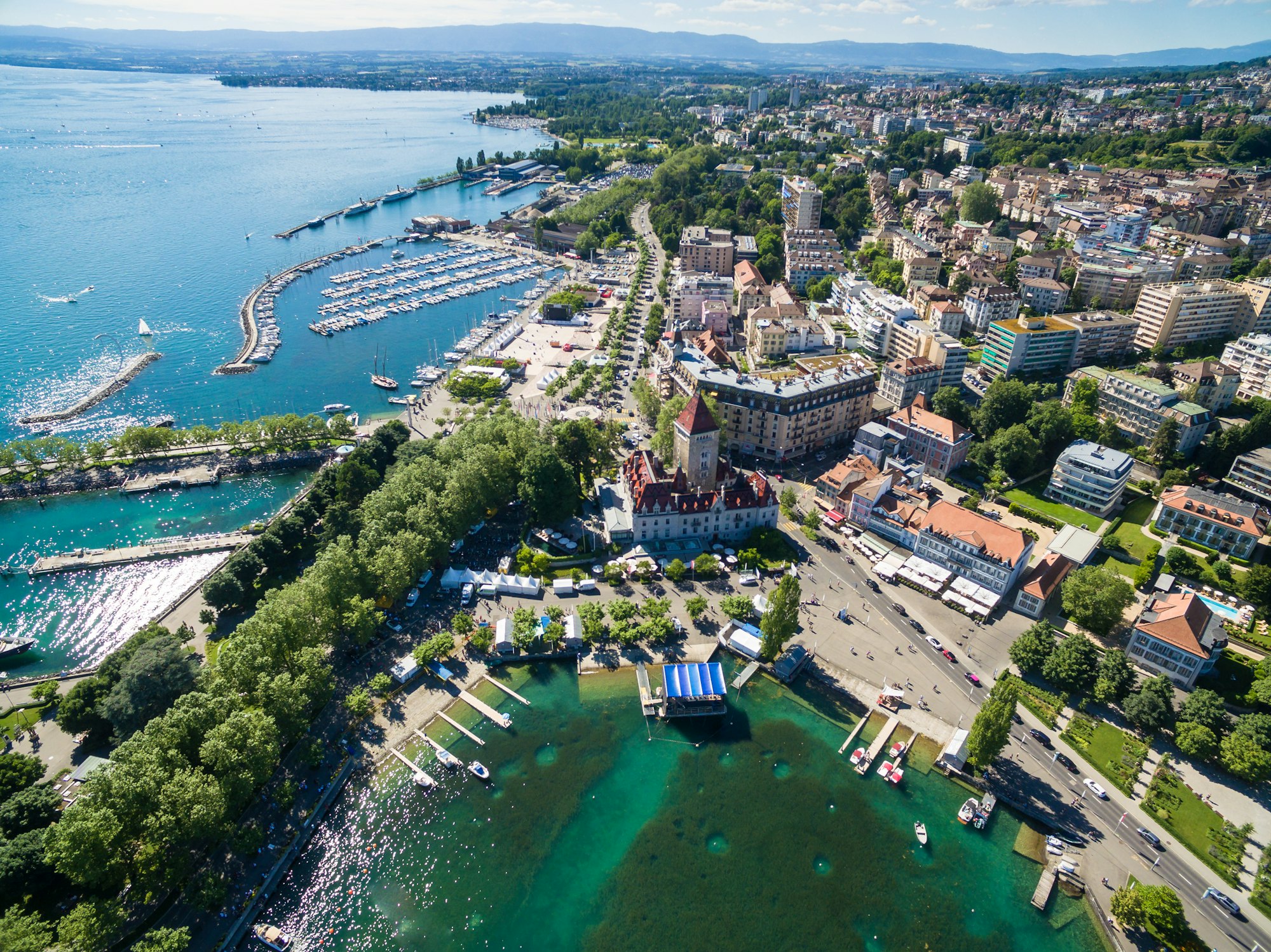 Vue aérienne du front de mer d'Ouchy à Lausanne, en Suisse