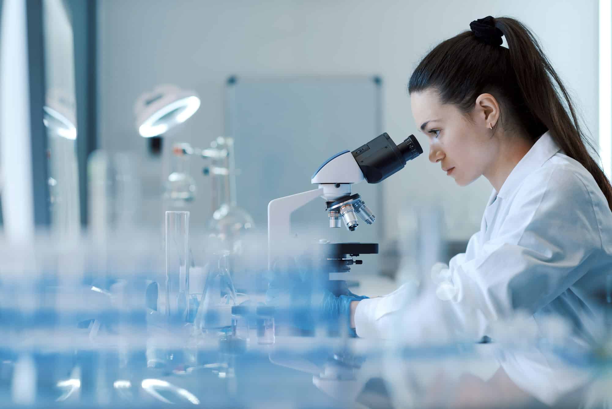 Chercheuse travaillant dans un laboratoire médical