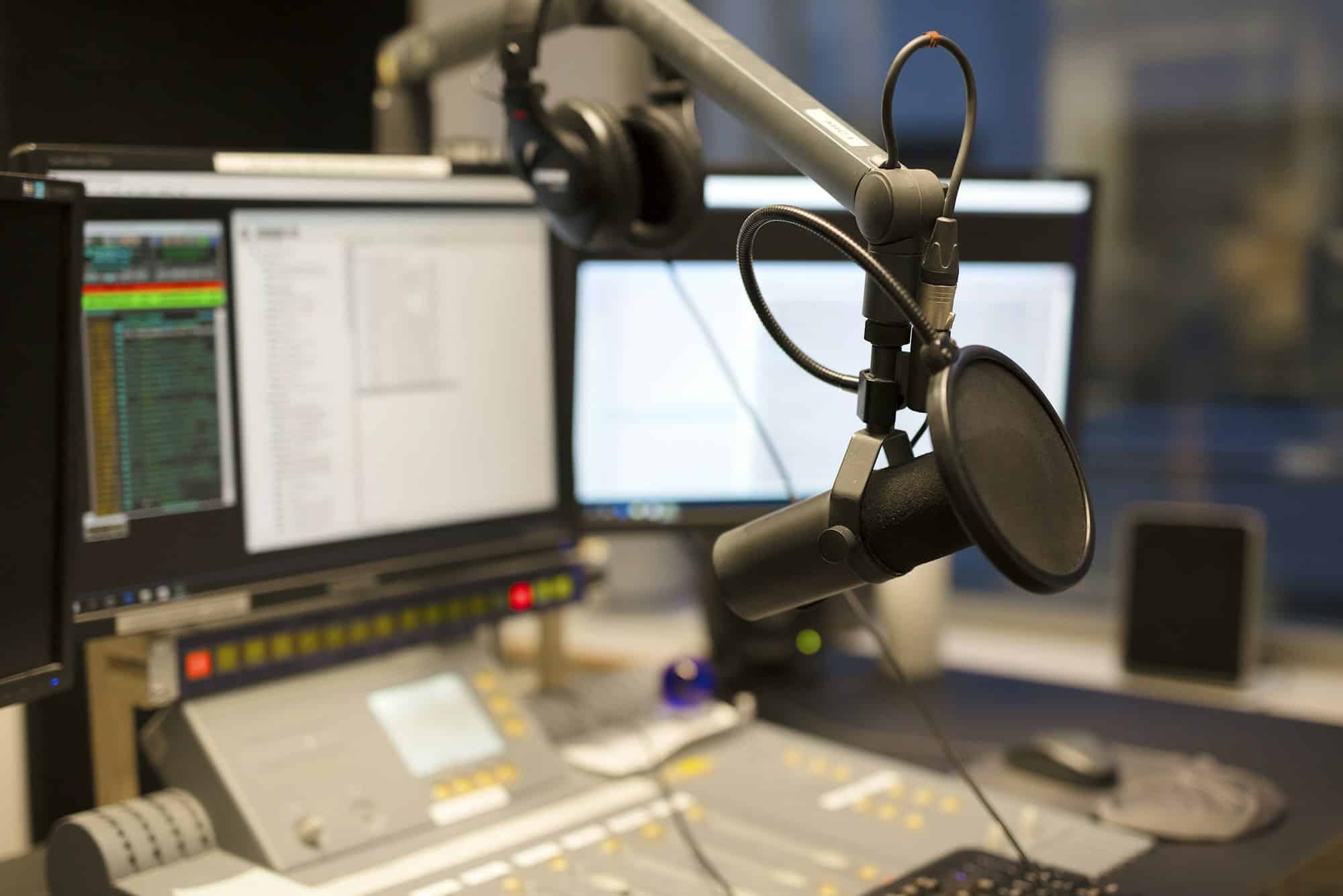 Microphone dans le studio d'émission d'une station de radio moderne