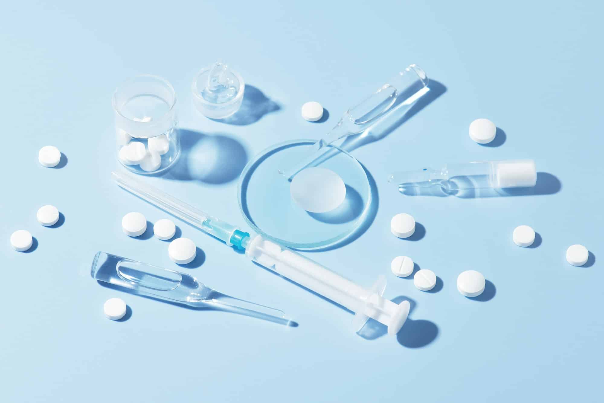 Médicaments sur fond bleu