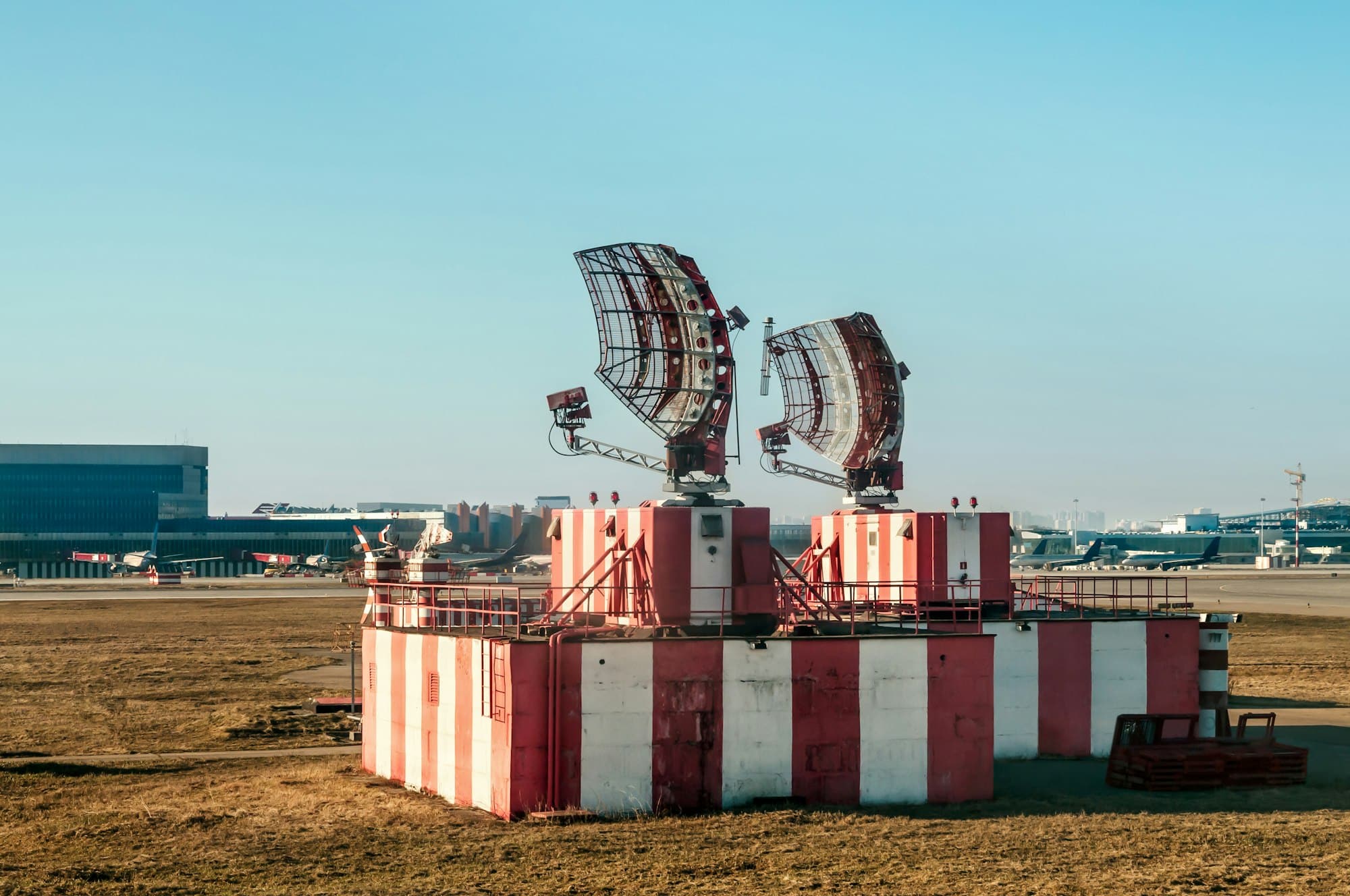 Les radars dans les aéroports et le contrôle aérien