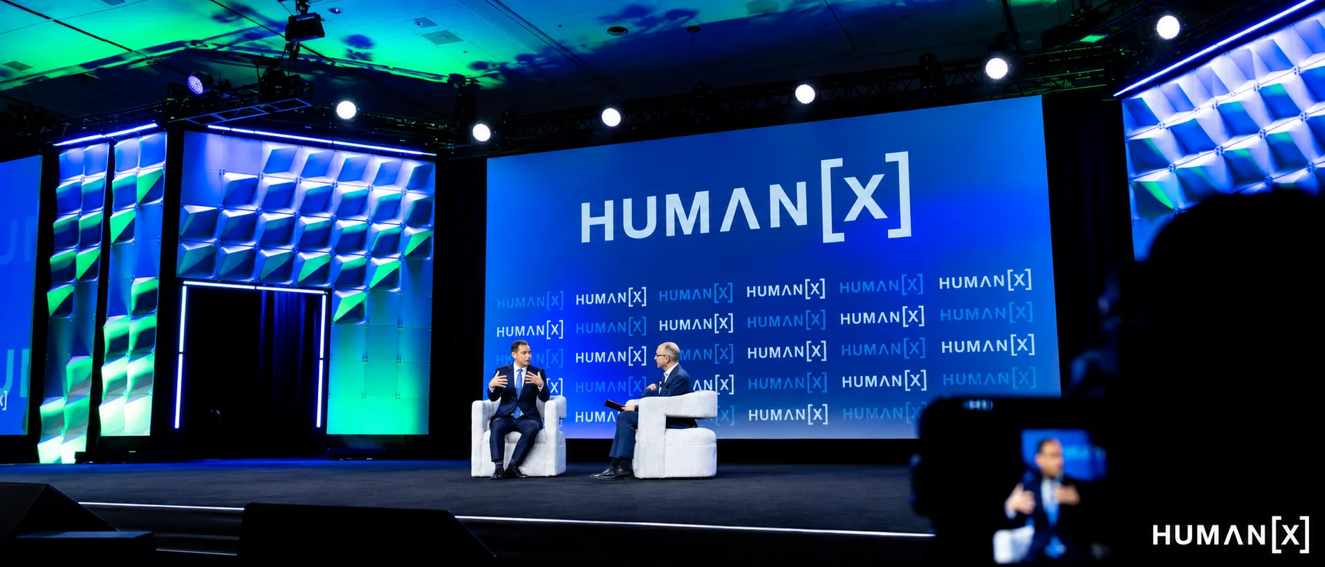 deux intervenants sur scène sous human[x]