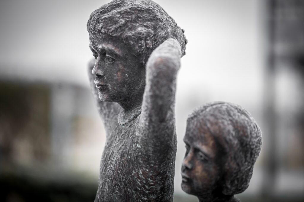 Statues of children playing musical instruments