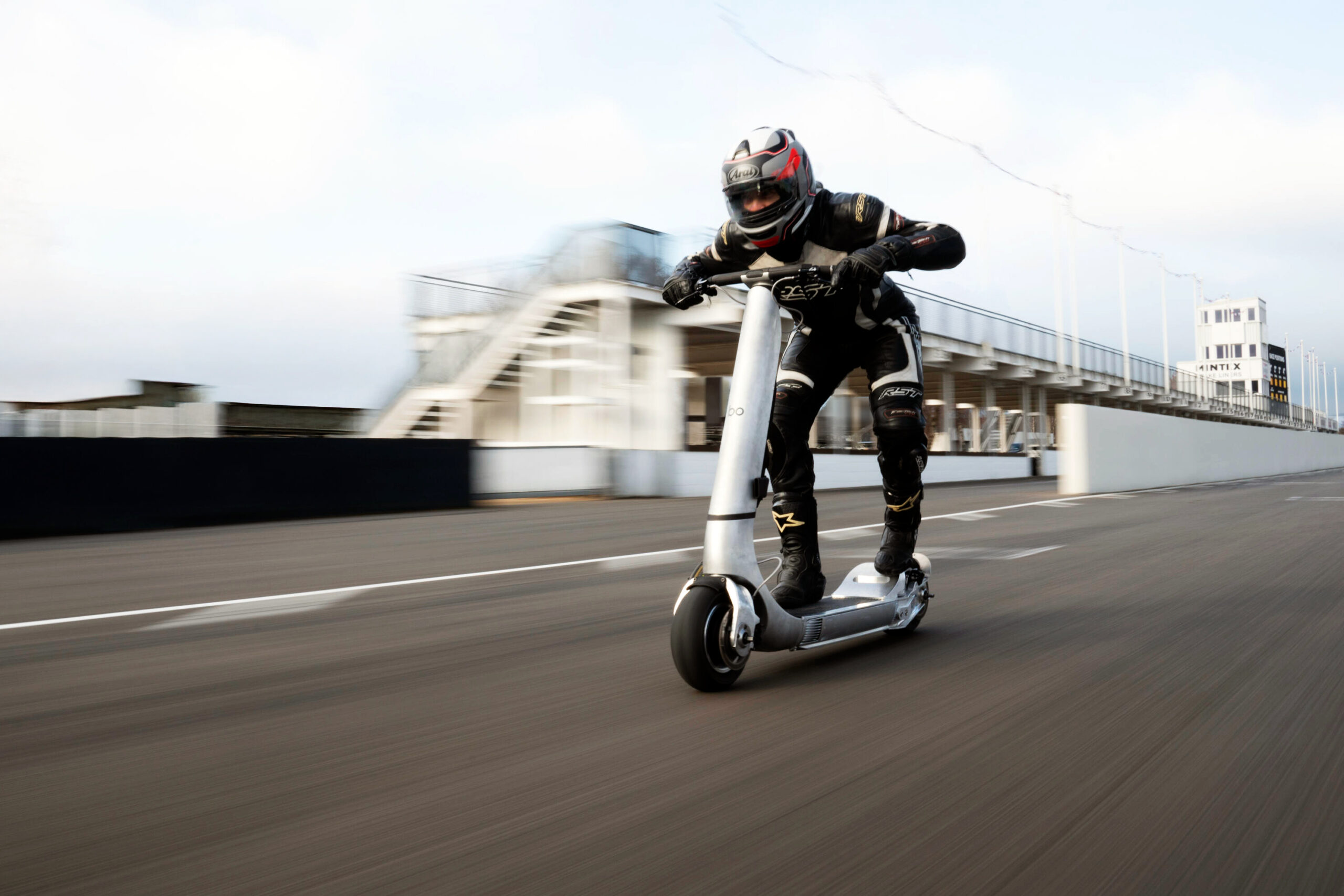 Bo Turbo: The Electric Scooter That Outruns a Tesla Model 3 at 100 mph