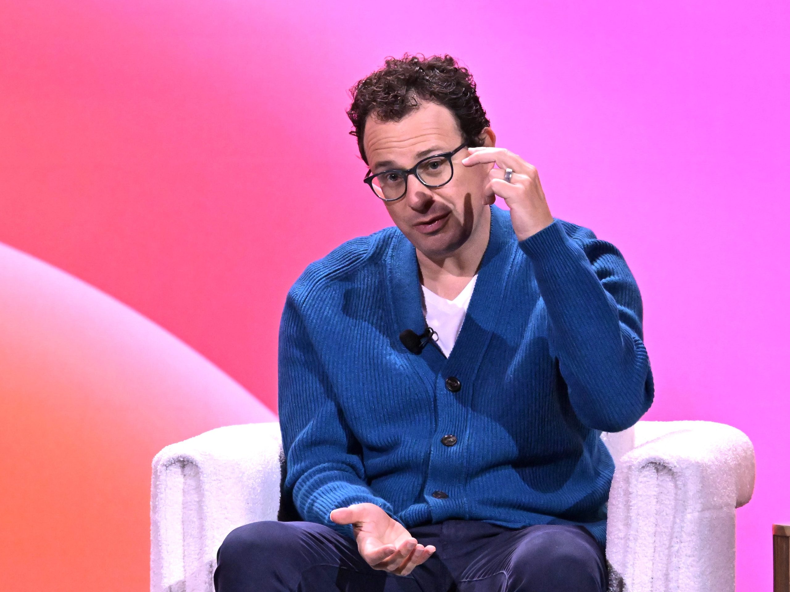AI Outages Highlight Developers' Dependence on Tools Like Claude: A Return to Manual Coding