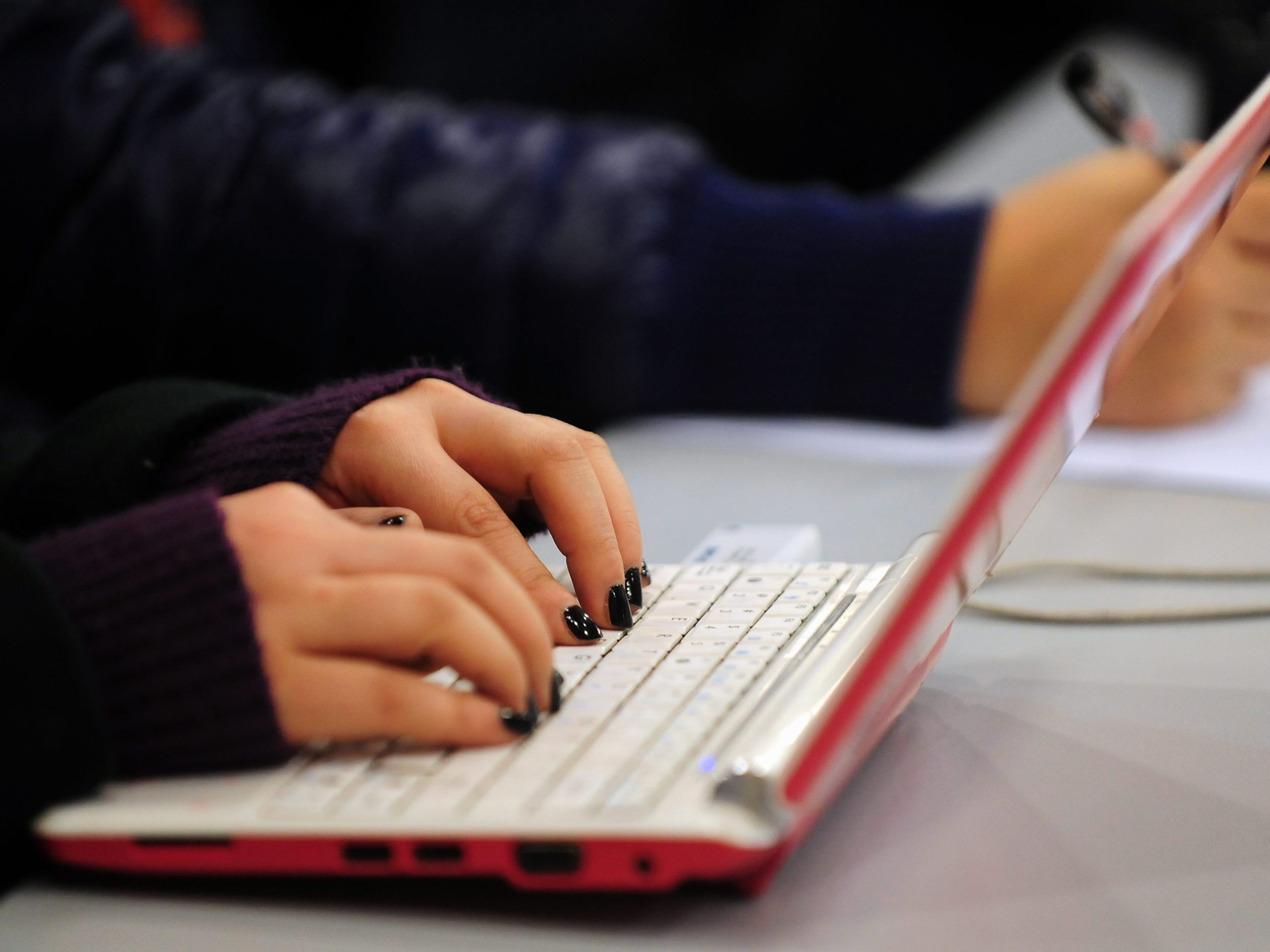 Study Finds AI May Reduce Professional Tone in Women's Emails and Applications