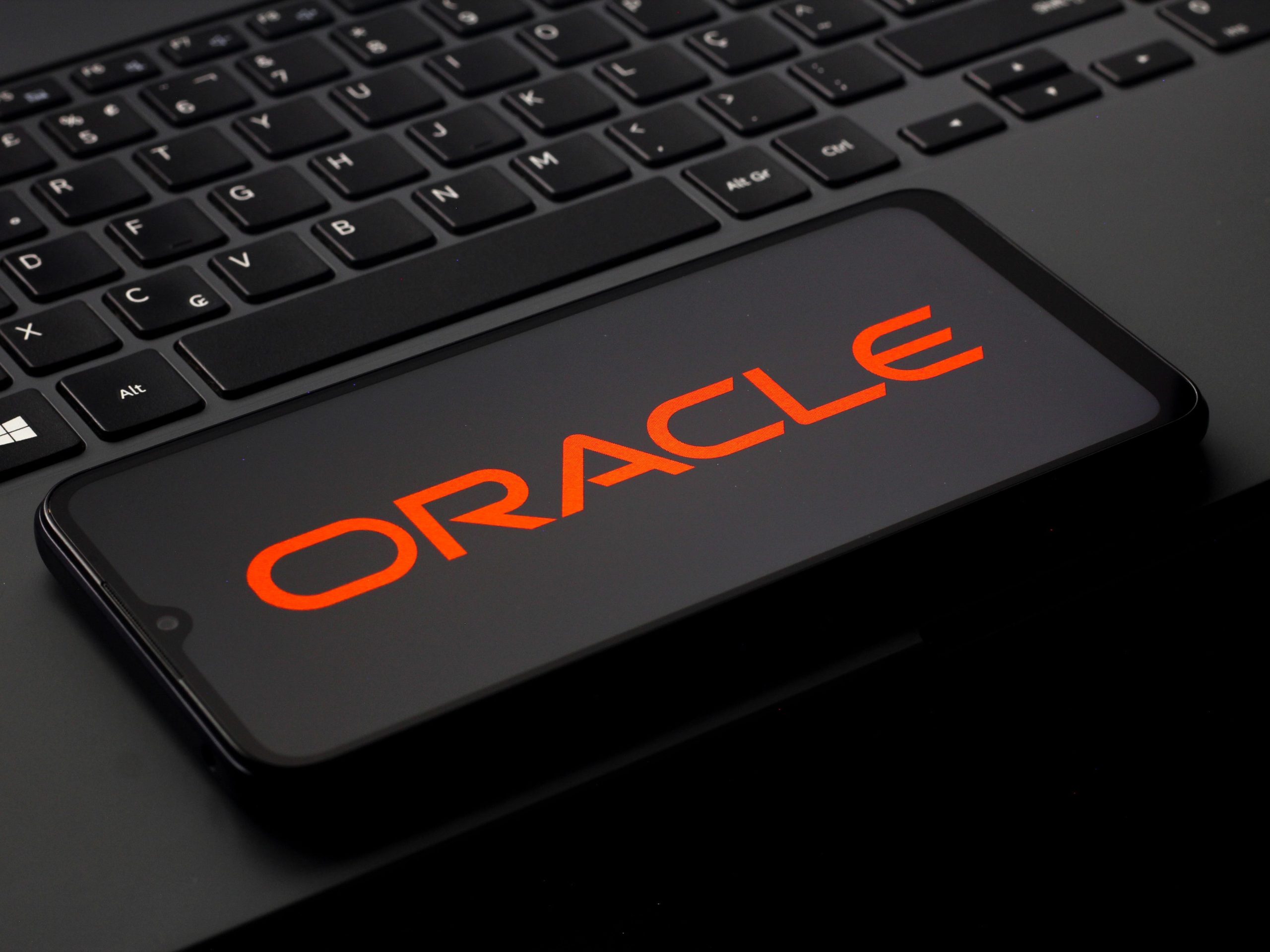 Oracle Faces Investor Concerns Over 'Force Majeure' Notice Amid AI Data Center Expansion