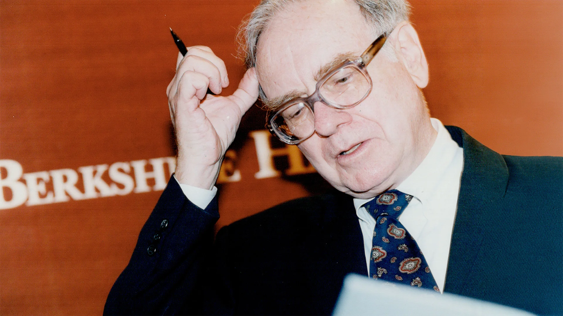 Warren Buffett Retires at 96: Key Leadership Insights from Berkshire Hathaway