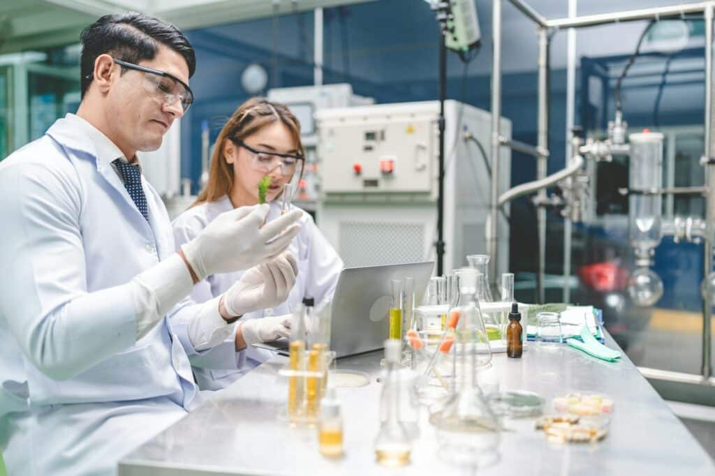 Medizinwissenschaftler forscht im Labor an CBD-Öl aus Bio-Cannabis-Hanf