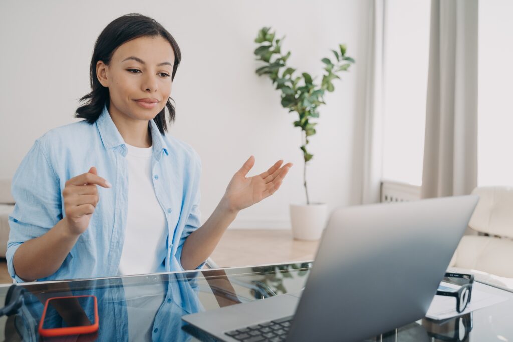 Geschäftsfrau führt Gruppengespräch über Zoom. Online-Meeting und Geschäftsentwicklung auf Quarantäne.