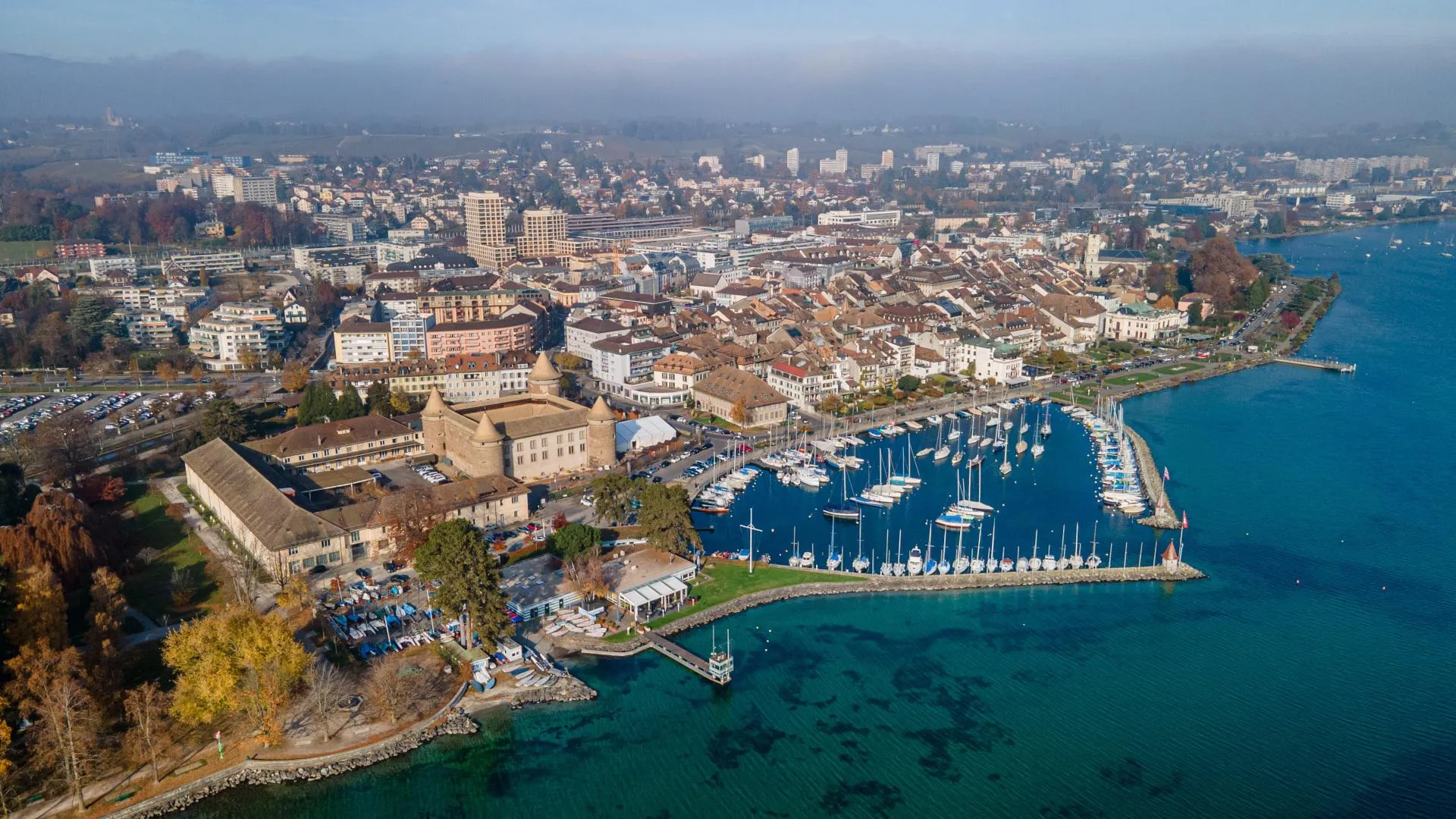 Vista aérea de la ciudad costera y el puerto deportivo