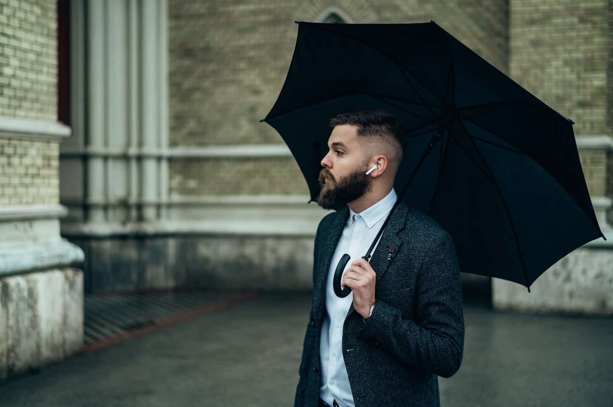 Homme d'affaires tenant un parapluie noir