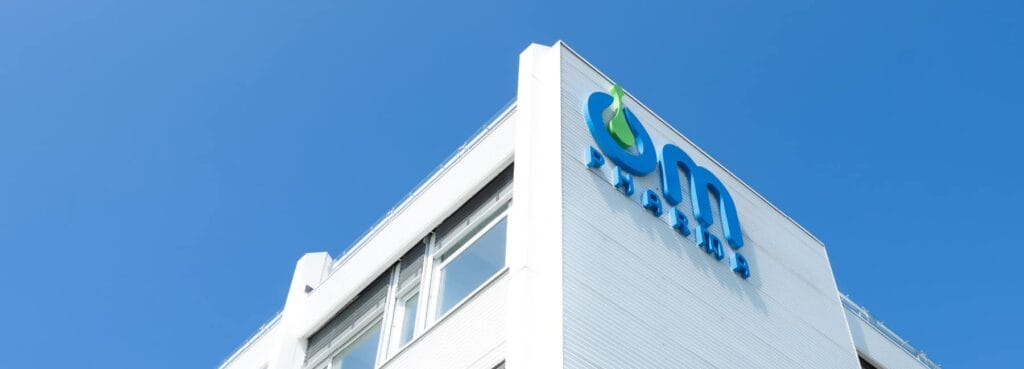 Bâtiment d'une entreprise pharmaceutique avec logo sur la façade.