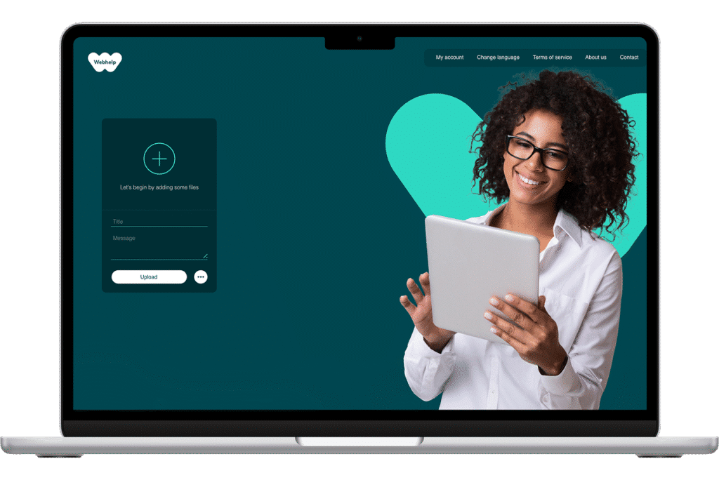 Femme utilisant une tablette, téléchargeant des fichiers sur un site web.