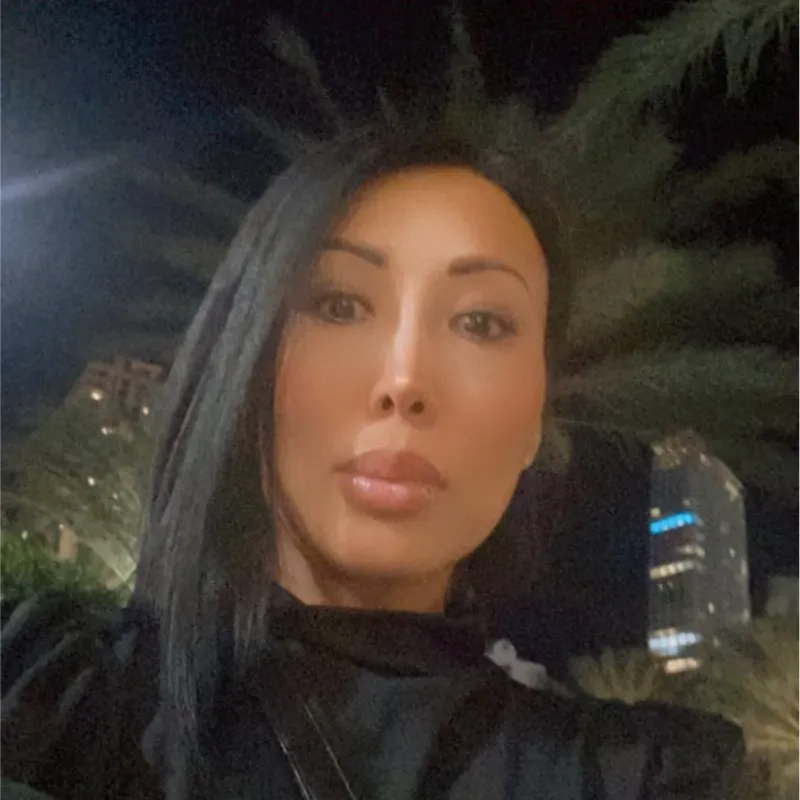 Eine Person macht ein Selfie bei Nacht im Freien.