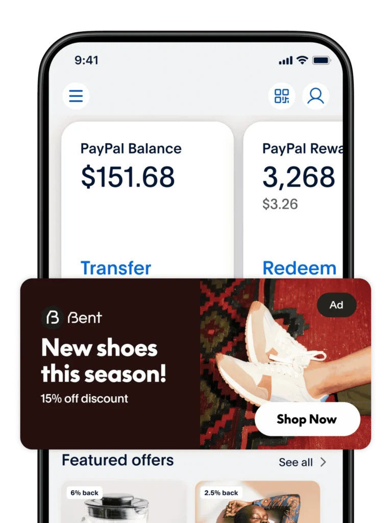 Smartphone zeigt PayPal-Guthaben und Schuh-Rabatt-Anzeige.